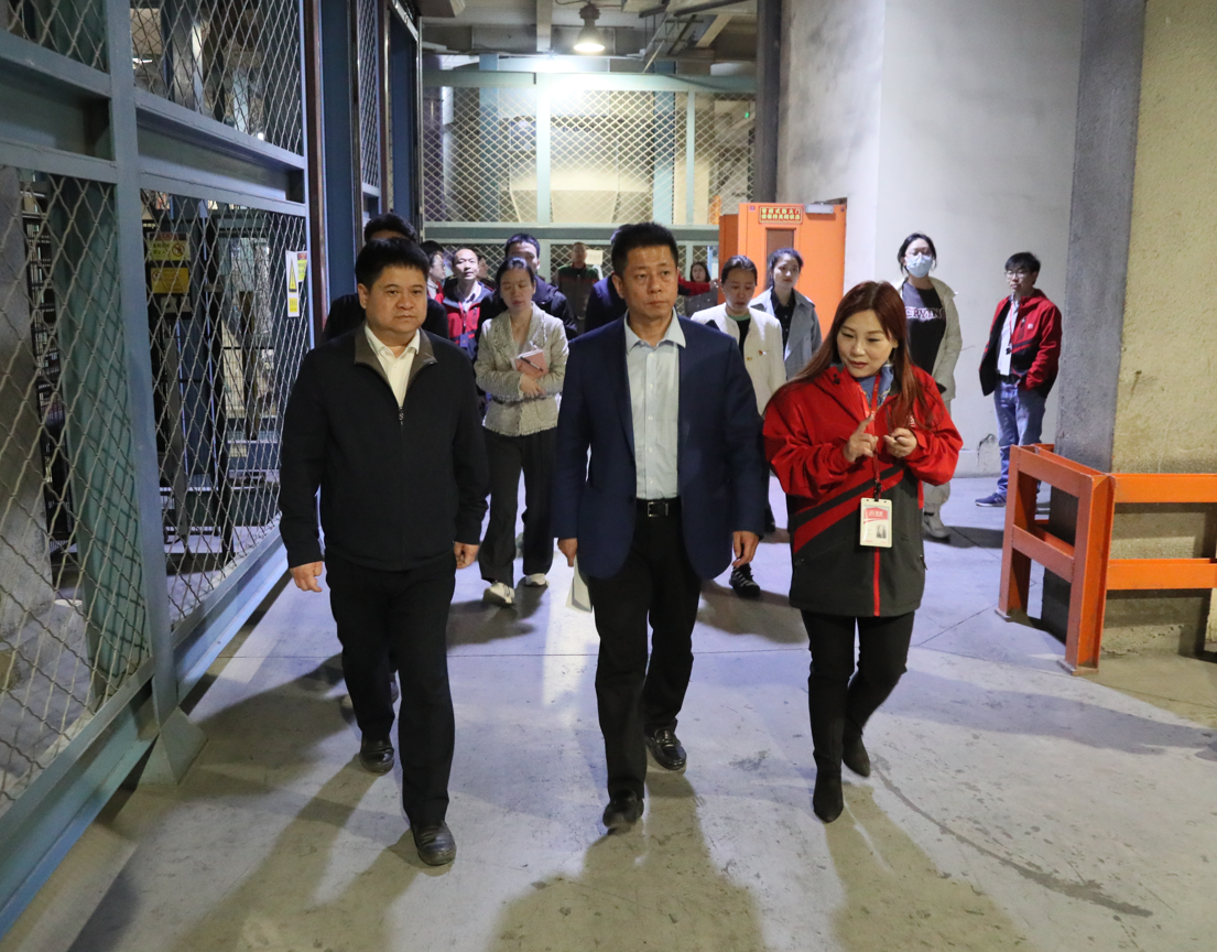 經(jīng)開區(qū)工委副書記、組織人事部部長于淼一行蒞臨美巢參觀督導(dǎo)
